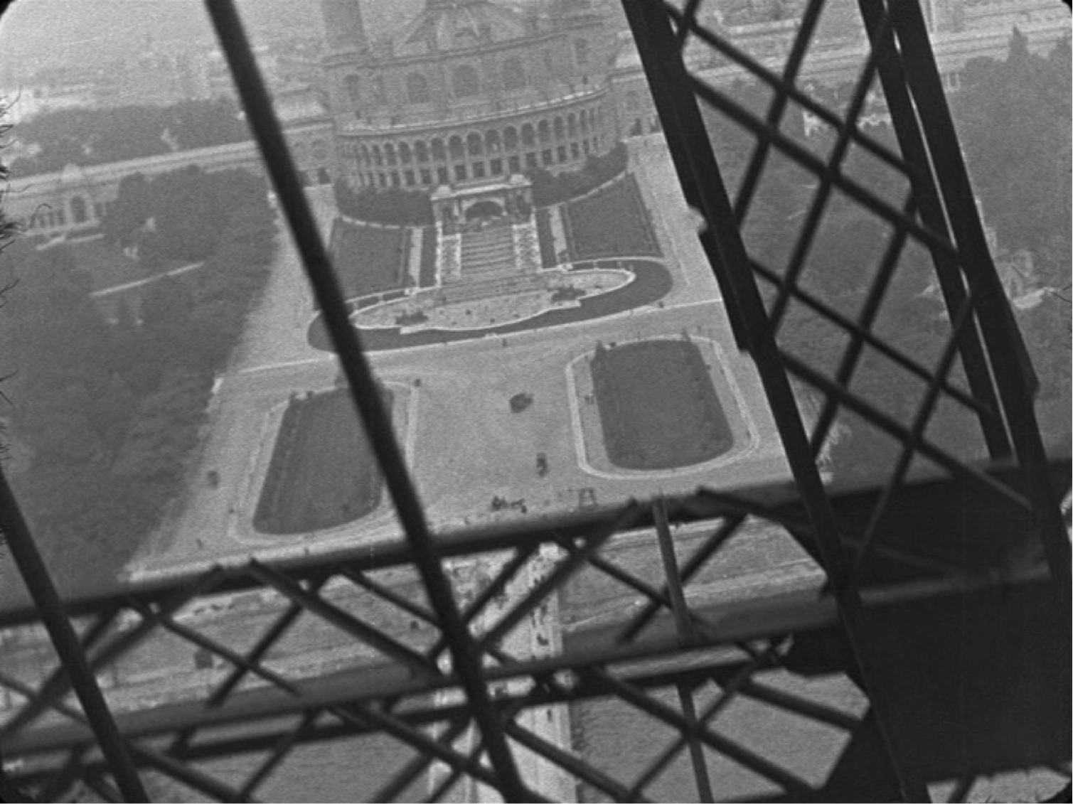 Panorama pendant l’ascension de la tour Eiffel (1898, opérateur inconnu).